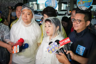 盧秀燕搭高鐵獨站角落！王義川酸是擺拍　反遭諷1句
