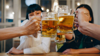 喝啤酒沖掉結石？  恐增腎負擔、痛風上身