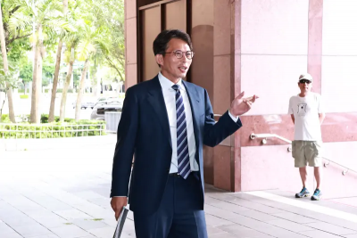 影／綠委告妨害名譽！黃國昌出庭聽加油聲笑了「怕我出不來嗎？」