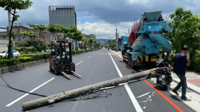 新北八裏電桿遭預拌混凝土車撞斷　後方65歲騎士閃避不及下場曝光