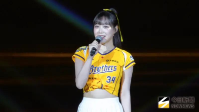 邊荷律大巨蛋「畢業金曲」逼哭凱蒂！笑虧學姐不專業　粉絲也哭了