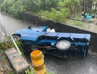 颱風天要小心！高雄鳳山小貨車閃避樹枝　急煞失控意外墜入溝渠