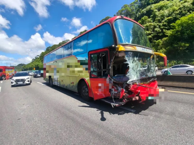 快訊／國3汐止1大4小車連環撞！遊覽車頭嚴重毀壞、7人送醫