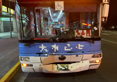 北市公車追撞等紅燈計程車　強大撞擊乘客嘴脣撕裂傷送醫