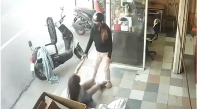 隨機攻擊？檳榔攤闆娘遭陌生女「拿磚砸頭」　2人扭打畫面曝光