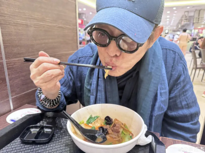李連傑出院報平安！露面猛嗑一碗公刀削麵：謝謝大家的掛念祝福