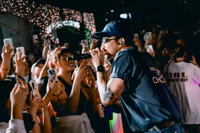 ØZI親揭演唱會有不安全感！快閃信義區自爆：曲目不能自己做主