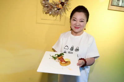 白冰冰出道52年突轉職！林口餐廳當端菜小妹　合照老闆被拒超尷尬