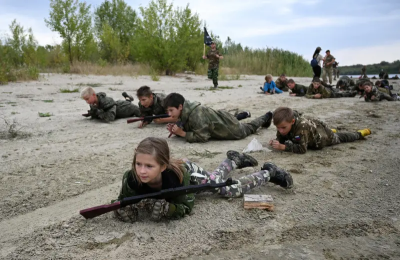 8歲學丟手榴彈！俄羅斯兒童軍事訓練營「拿真槍行軍」畫面曝