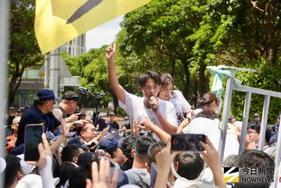 小草衝破護欄與警方爆衝突！民進黨批白煽動群眾、蔑視法治