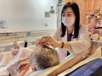 7旬嬤照顧罕病孫不慎摔傷臥牀 中醫居家醫療服務介入支援