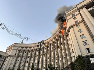 影／俄羅斯805架無人機最大波空襲！基輔政府大樓遇襲爆濃煙