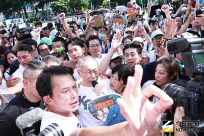 小草擠爆！柯文哲沿路致謝：絕不投降、絕不屈服