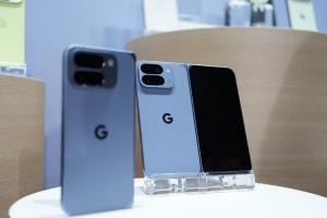 破 50,000 元的摺疊手機誰埋單？兩大品牌揭曉主要客群
