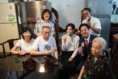 柯文哲返老家喫冰棒畫面曝光！家裡1擺設引歪樓：阿嬤家必備