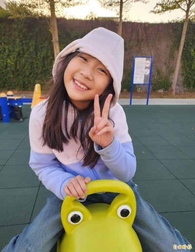 小孩歪頭燦笑超萌！ 醫師：長時間歪頭要注意先天性斜頸