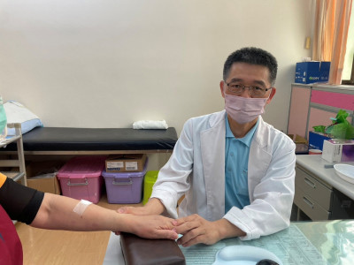 長期滑手機當心！男子飽受「扳機指」困擾 中醫浮針治療助恢復靈活