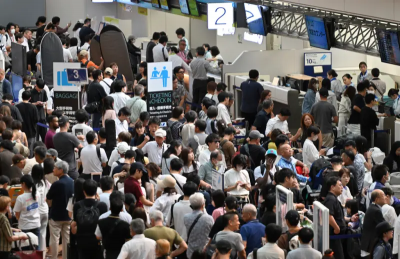 東京羽田機場雷雨強襲！逾百航班停飛2萬旅客滯留　跑道雷擊破損