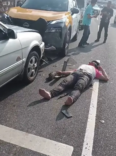 驚險畫面曝！基隆逆向撞3車事故　外送員重傷倒地抽搐、機車全毀