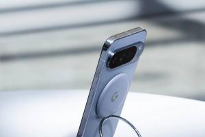 Google Pixel 10新配件傳出包！用戶怨螺絲兩週就鬆還刮手機