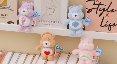 學霸都被萌化！Care Bears聯名台大手持NTU小旗入駐椰林大道 全民都能收