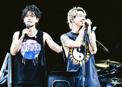 佐藤健驚喜合體ONE OK ROCK！互扯頭髮全開麥嗨唱　現場歌迷嗨爆
