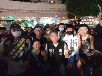捧「蔣萬安遺照」抗議！守公館圓環爆衝突　沈富雄嘆：未戰先輸