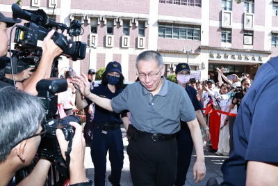 柯文哲庭上金句連發！驚喊1句「緊咬這人」　她直呼：很奇怪