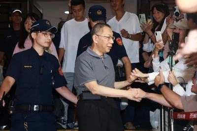 柯文哲維持交保！跟小草握手竟「沒做這事」　網嘲：是不是該抗告