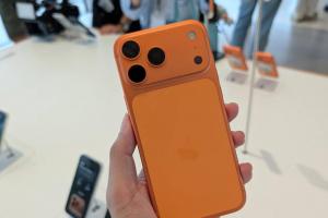 蘋果 iPhone 17 Pro 實機搶先看！宇宙橙超亮眼　另一色低調更耐看