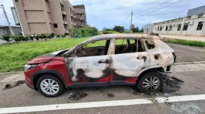 情侶吵架惹禍！男拿石頭砸路邊轎車噴漆縱火　還曾搭小黃拒付車資