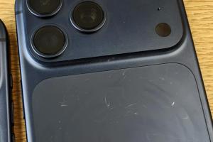 iPhone 17 Pro 才剛開賣就爆易有刮痕！網友勸：別買這顏色