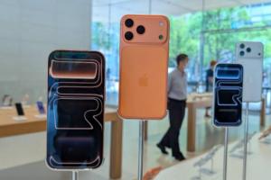 iPhone 17系列開賣引爆排隊潮 頭香果粉連六年卡位成功 三大電信祭好康吸引目光