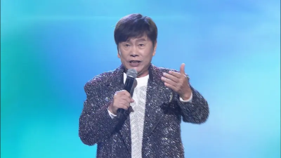 黃西田搶唱慘被康康修理！手綁繃帶登台　許志豪驚：怎麼下得了手