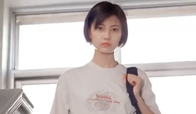 高圓圓17歲清純照流出！超短髮不失美貌　班導爆料：10個男生追她