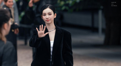時裝週成應援新戰場！Karina海報車巡迴PRADA秀場砸錢買風光
