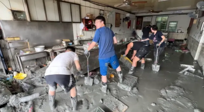 志工湧進花蓮！數千「鏟子超人」進災區救援　台鐵列車長逐一鞠躬