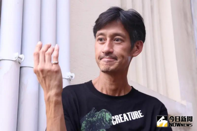 唐治平喪母1年近況曝！瘦成皮包骨街頭閒晃　自言自語突揮左勾拳