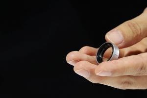 智慧戒指突電池膨脹卡住手指！苦主嚇壞被拒絕登機、送醫才取下