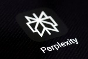 黃仁勳最愛AI工具要戰Google！Comet瀏覽器全面免費開放