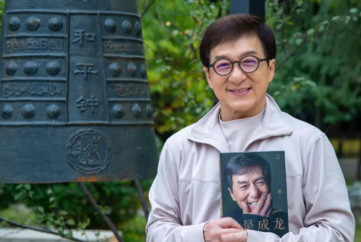 成龍摸容祖兒美肩遭轟鹹豬手！女方經紀人緩頰：從小看著她長大