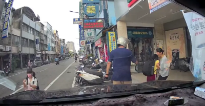 影／驚悚瞬間曝光！苗慄男隨機追砍學童　女老師狂拉書包英勇救人