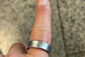 智慧戒指卡手指腫脹！苦主經驗嚇壞網友、這品牌公布4招自救