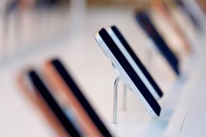 全球狂追 iPhone 17！日本人卻回頭搶這款舊機、暢銷榜曝光