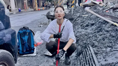 網紅妍安名牌靴救災惹議！鞋上零泥土被酸蹭熱度　本尊限動反擊