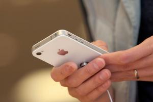 只改20個位元組就搞定！蘋果15年前iPhone 4天線門真相曝光