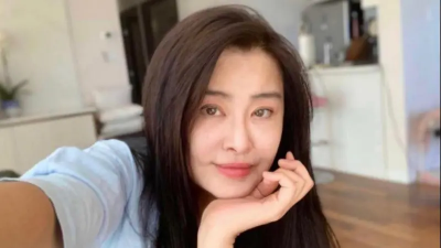 58歲王祖賢素顏近況曝！長髮戴黑框眼鏡喫海底撈　凍齡美貌藏不住