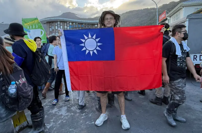 賀雙十國慶！吳鳳、蔡阿嘎合照國旗　邰智源也發文：台灣生日快樂
