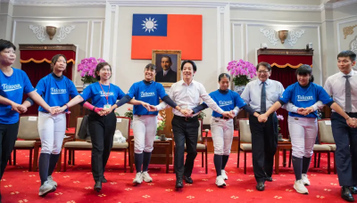 被女壘冠軍隊靈魂拷問！賴清德與李洋脫西裝外套圍圈跳舞