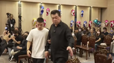 於朦朧招魂法會開始！孫德榮穿黑衣被攙扶進場　金紙就燒了3.6億